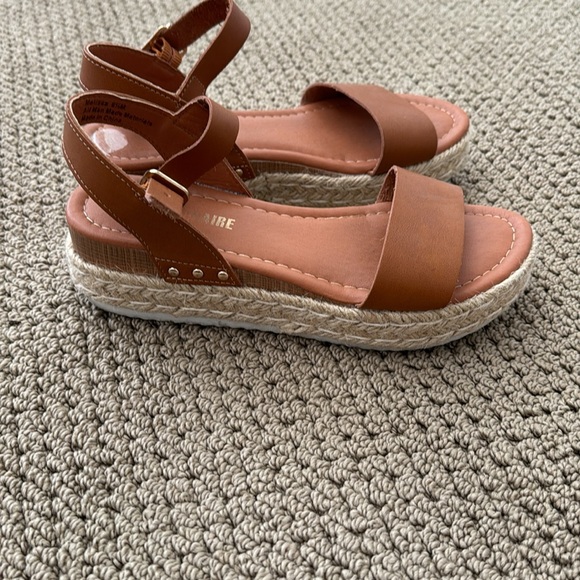 Women’s Tan Sandles - Picture 2 of 8